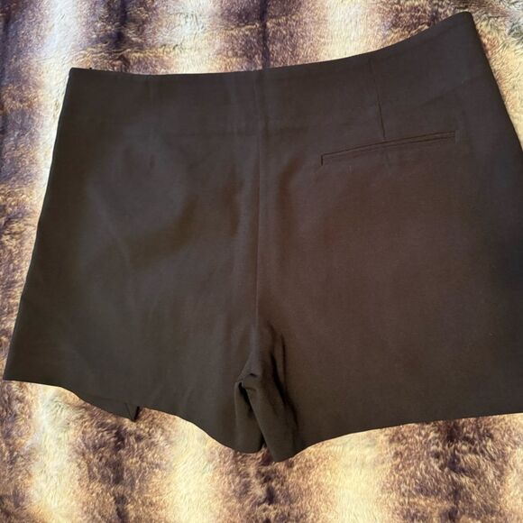 Ladies Black Dress Shorts “Skort” Zara M Side Zipper Pearl Button Decor As New - Picture 4 of 5